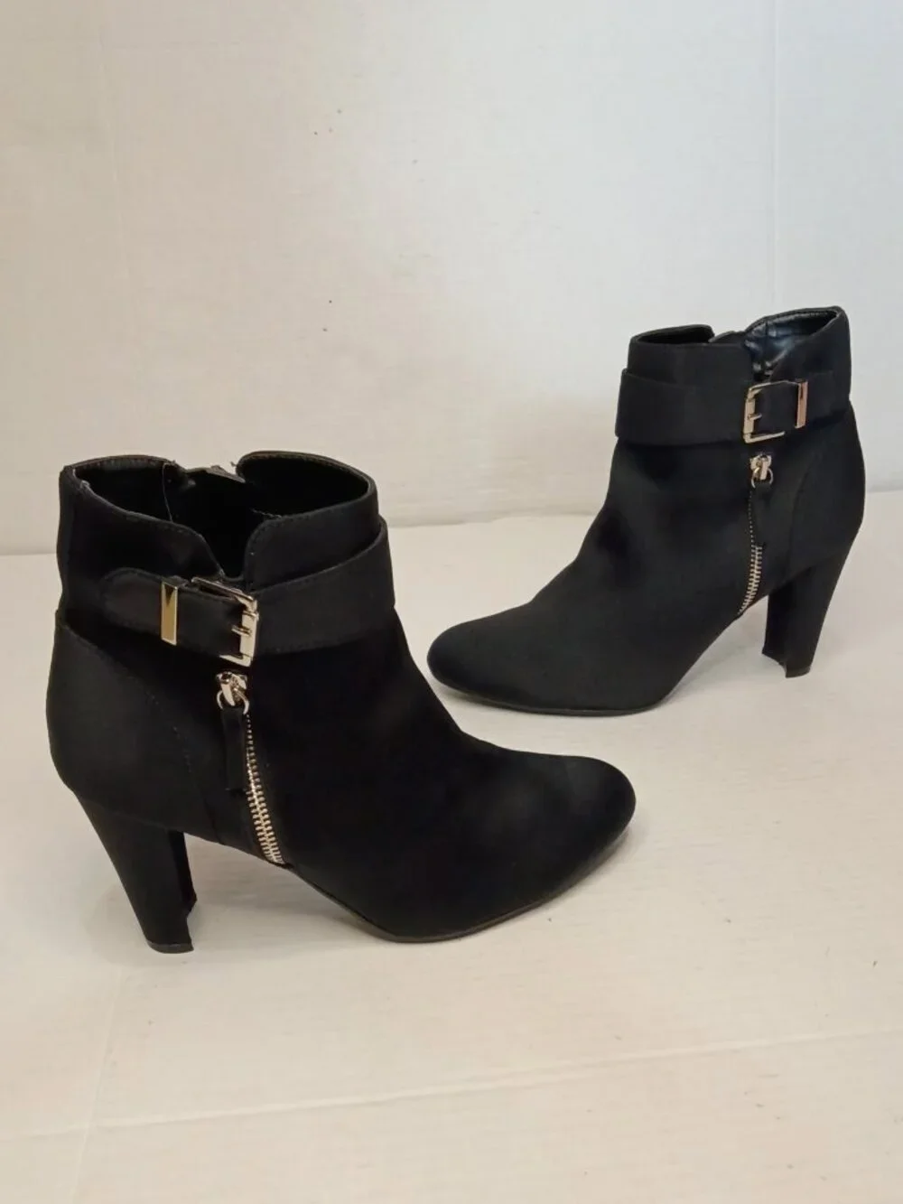 Unisa Unrowen Black Ankle Booties Block Heel Boots Women's Size 9.5M